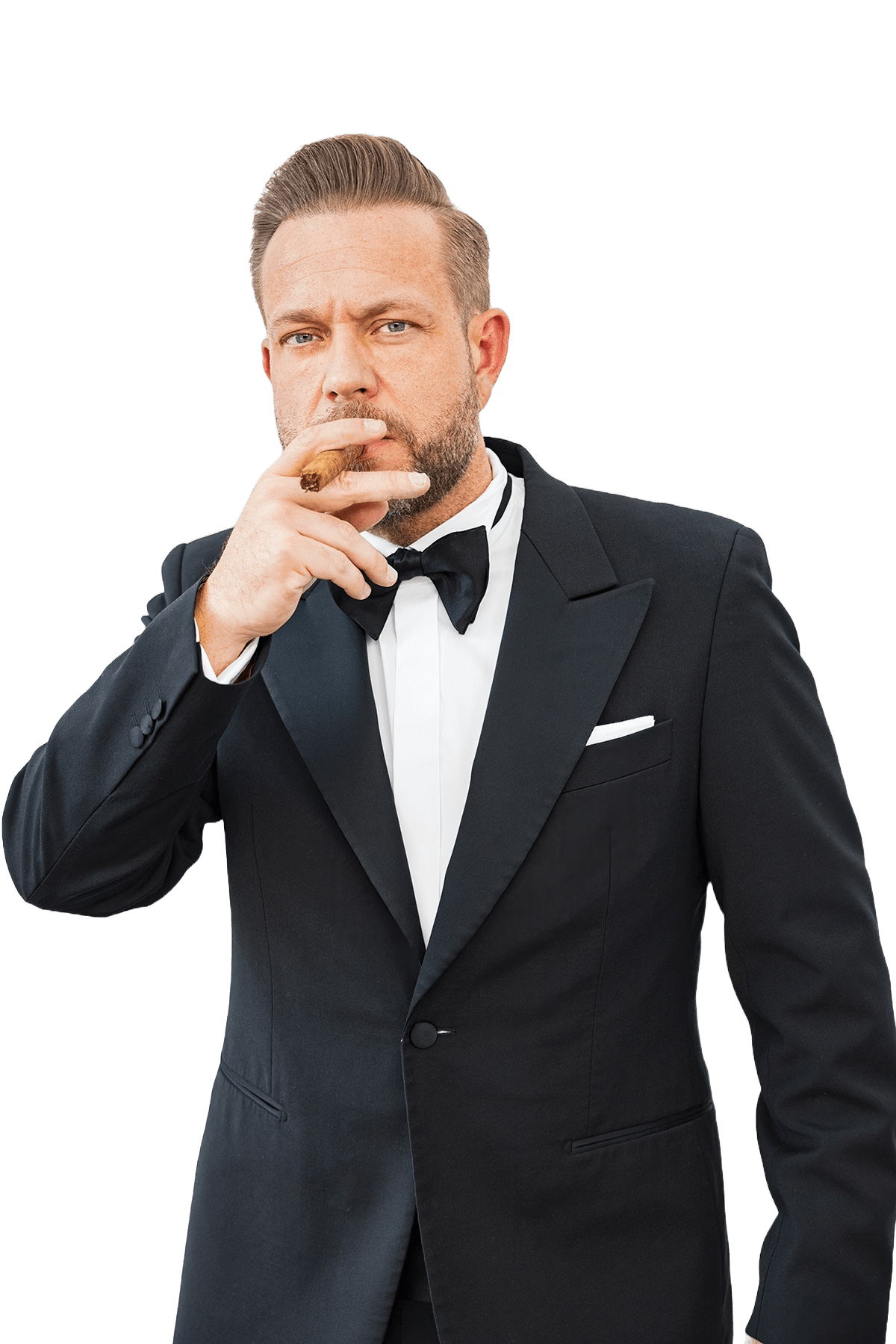 Dennis Kessmeyer im Smoking mit schwarzer Fliege und weißem Hemd, raucht eine Zigarre – Mitinitiator der D&D Promi Charity Poker Night.